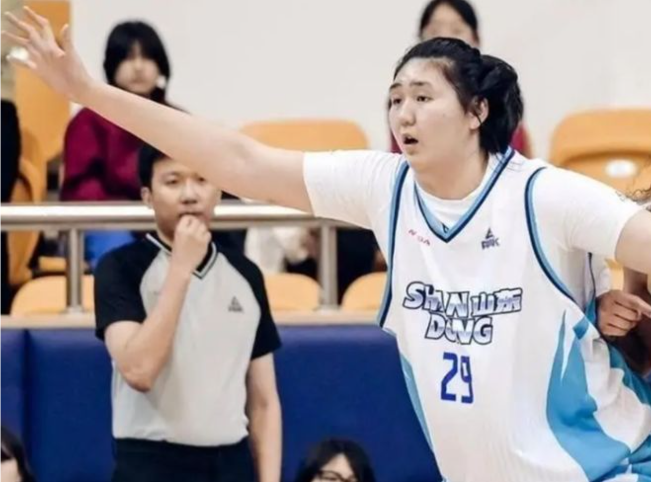 开云入口-18岁2米26中锋打出巨星水平！7分46秒，12投9中 轰19分10板