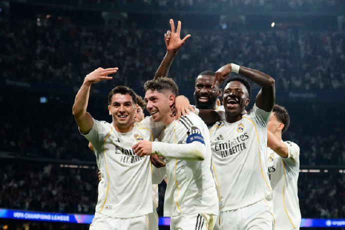 开云网址入口-3:0！亿元先生大秀帽子戏法，比肩梅西纪录，皇马半场3球打崩曼城